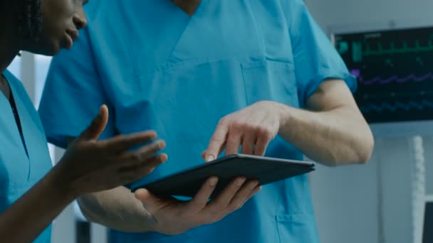 Hôpital Les Infirmières Infirmiers Utilisent Ordinateur Tablette Pendant Ils Parlent — Video
