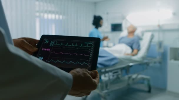 Hastane Doktor Tutar Tablet Bilgisayar Yatakta Yatan Bir Üst Düzey — Stok video