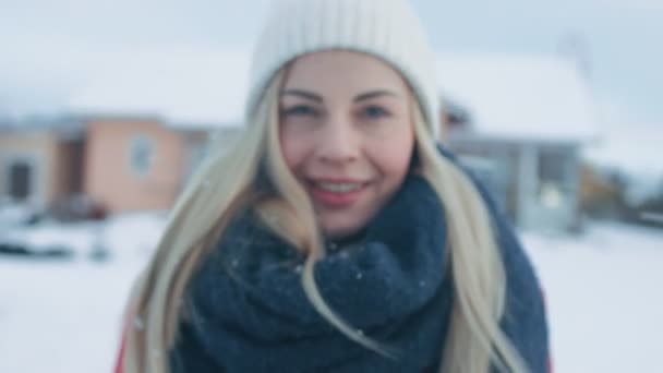 Kırmızı Paltolu Bir Eşarp Kameraya Gülümseyen Yağan Kar Ayakta Iken — Stok video