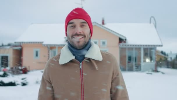 Porträt Des Gutaussehenden Mannes Der Einem Schönen Wintertag Seinem Hinterhof — Stockvideo