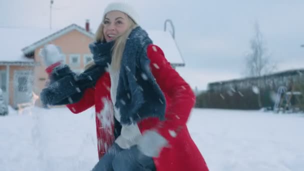 Gelukkig Jonge Lachende Vrouw Gooit Sneeuwbal Geraakt Wordt Door Een — Stockvideo