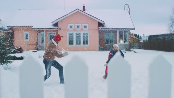 Joven Pareja Hermosa Corriendo Fuera Casa Patio Cubierto Nieve Fresca — Vídeos de Stock