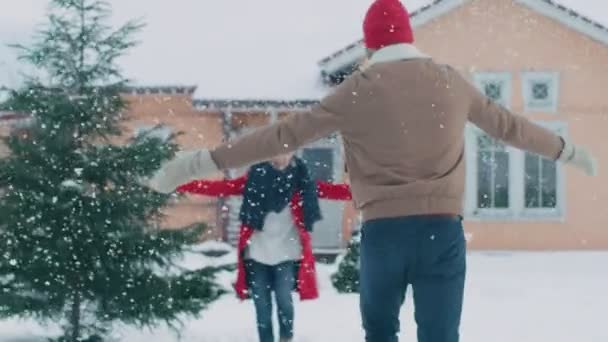 Giovane Bella Coppia Riuniscono Essi Spin Hug Amorevolmente Mentre Neve — Video Stock