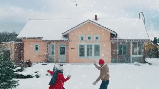 Mladý Pár Krásné Hází Sněhové Koule Sebe Zatímco Padá Sníh — Stock video