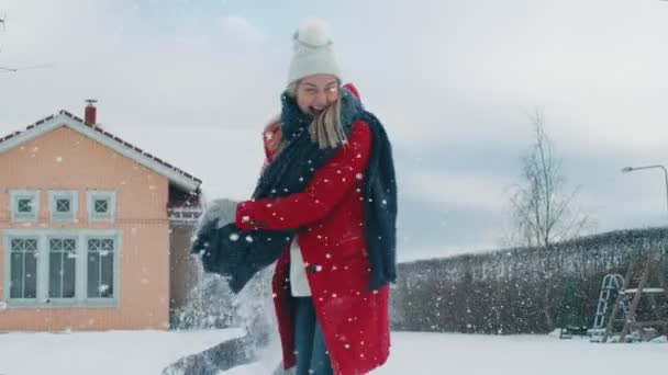 Jonge Mooie Paar Gooit Sneeuwballen Elkaar Terwijl Sneeuw Valt Happy — Stockvideo