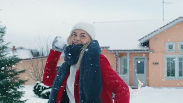 Gelukkig Jonge Lachende Vrouw Gooit Sneeuwbal Geraakt Wordt Door Een — Stockvideo