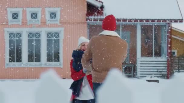 Jonge Mooie Paar Uitgevoerd Uit Het Huis Werf Bedekt Met — Stockvideo