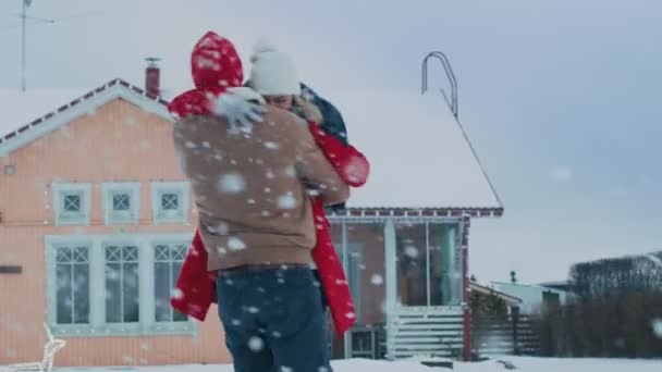 Vacker Ung Par Dans Och Spin Kram Bakgården Sin Idylliska — Stockvideo