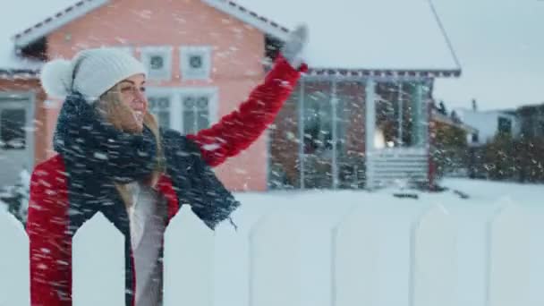 Zonnige Winter Dag Mooie Vrouw Golven Aan Haar Echtgenoot Terwijl — Stockvideo