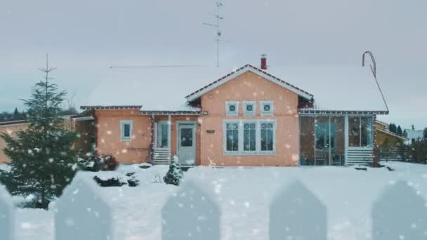 Bela Vista Inverno Casa Idílica Com Lindo Quintal Uma Cerca — Vídeo de Stock