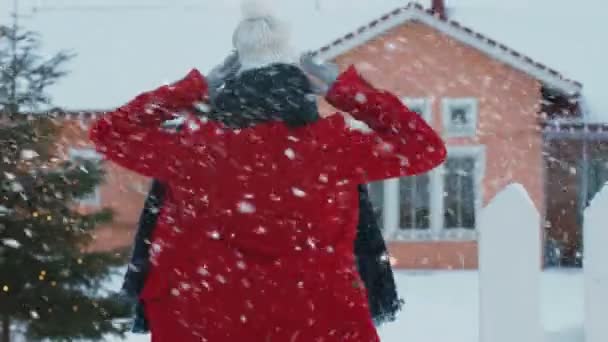 Giorno Inverno Bella Giovane Donna Con Cappotto Rosso Ritorna Casa — Video Stock