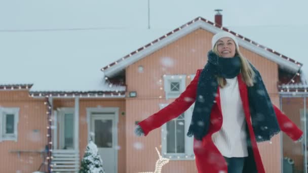 Schöne Junge Lächelnde Frau Dreht Sich Fallenden Schnee Mädchen Roten — Stockvideo