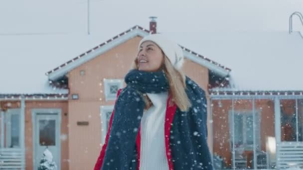 Portrait Une Jeune Femme Blonde Manteau Rouge Avec Une Écharpe — Video