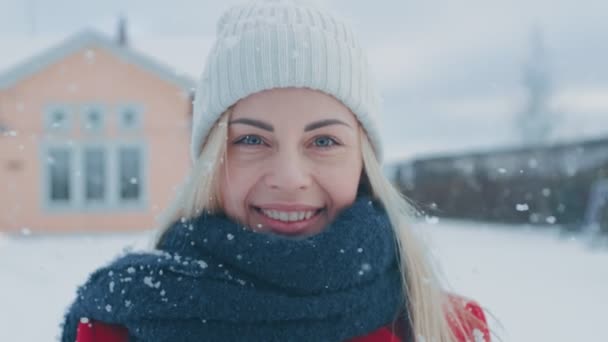 Porträt Einer Jungen Blonden Frau Roten Mantel Mit Einem Schal — Stockvideo