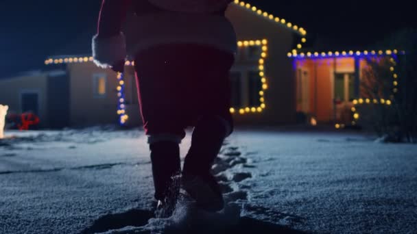 Filmagem Baixo Ângulo Papai Noel Com Saco Vermelho Caminha Para — Vídeo de Stock