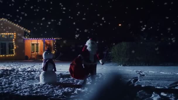 Flachbild Aufnahmen Von Weihnachtsmännern Mit Rotem Sack Gehen Den Vorgarten — Stockvideo