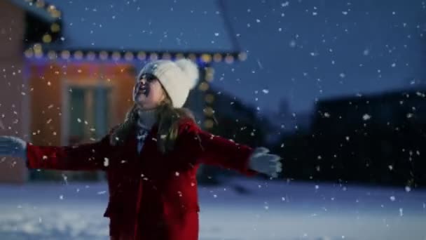 Linda Menina Dança Neve Queda Criança Gosta Inverno Divertindo Uma — Vídeo de Stock