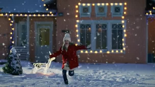 Schattig Klein Meisje Loopt Met Open Armen Vallende Sneeuw Kind — Stockvideo