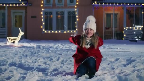 Einem Winterabend Wirft Ein Kleines Mädchen Schnee Die Luft Kinder — Stockvideo