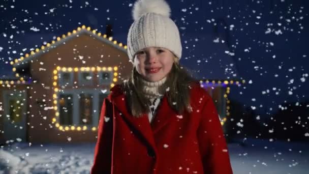 Retrato Una Linda Niña Pie Caída Nieve Una Noche Invierno — Vídeos de Stock