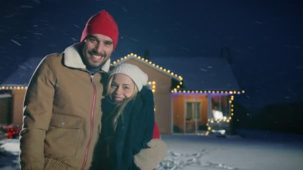 Jovem Casal Bonito Amorosamente Abraçar Neve Queda Quintal Fundo Sua — Vídeo de Stock