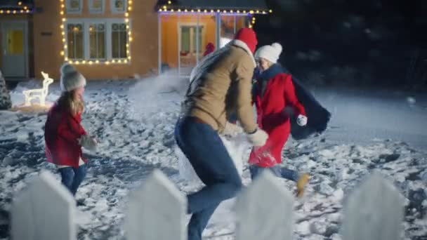 Glad Vinter Kvällen Ung Far Mor Och Söt Liten Dotter — Stockvideo