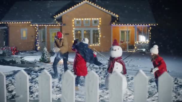 Feliz Noche Invierno Joven Padre Madre Linda Hijita Juegan Bolas — Vídeos de Stock