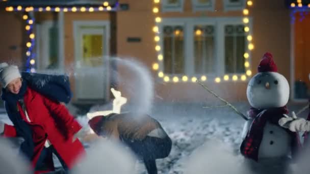 Gelukkig Winter Avond Jonge Vader Moeder Schattig Dochtertje Spelen Sneeuwballen — Stockvideo