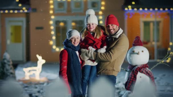 Happy Young Family Portrait Falling Snow Father Holds Daughter Abraaces — Vídeo de Stock