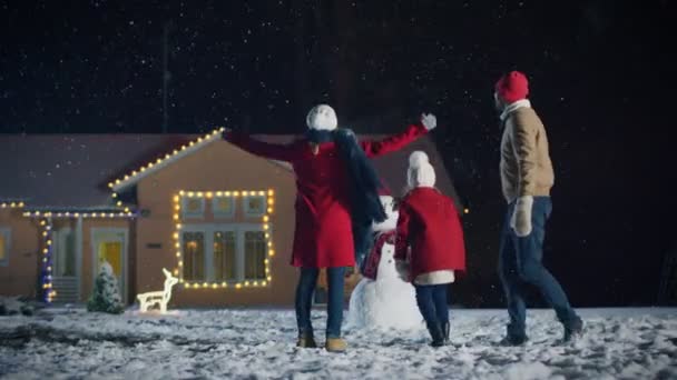 Feliz Ano Novo Jovem Família Três Pátio Frente Assistindo Belos — Vídeo de Stock