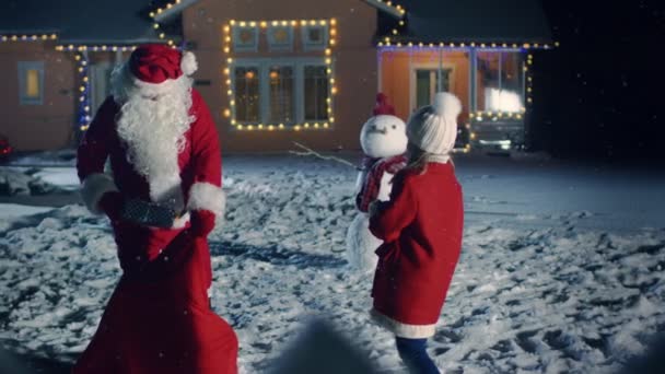 Magico Capodanno Sera Autentico Babbo Natale Carino Bambina Una Scatola — Video Stock