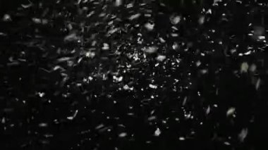 Stormy Weather, kar düşüyor, rüzgarlar, siyah arka plan üzerine izole ile büyük kar taneleri. Gerçek Lens Flare karışım kullanmak kolaydır / yerleşimi modları.