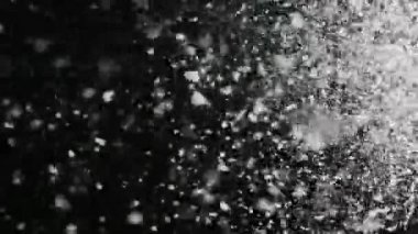 Stormy Weather, kar düşüyor, rüzgarlar, siyah arka plan üzerine izole ile büyük kar taneleri. Gerçek Lens Flare karışım kullanmak kolaydır / yerleşimi modları.
