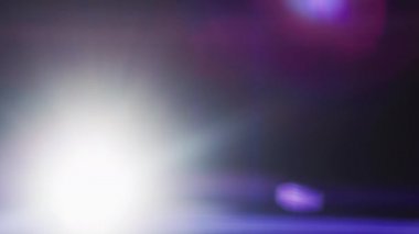 Dikey hareketli renkli ışıklar. Işık geçiş, prizma etkisi, ışık sızıntıları. Gerçek Mercek parlaması anamorfik etkisi ile. Grubunda kolay / yerleşimi modları.