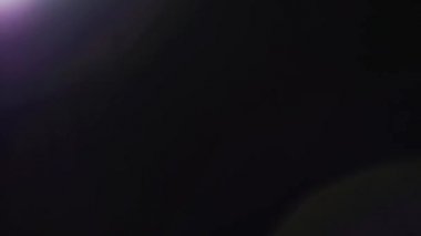 Beyaz ışık yapımı renkli yansıma karşısında. Uçan görünür parçacıklar. Işık geçiş, prizma etkisi, ışık sızıntıları. Gerçek Lens Flare karışım kullanmak kolaydır / yerleşimi modları.