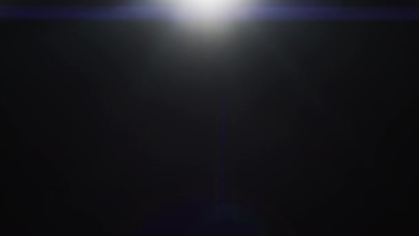 Вертикально Движущийся Белый Свет Делает Цветное Отражение Оптическим Анаморфным Эффектом — стоковое видео