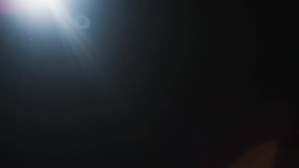 Lumière Blanche Brille Rendant Réflexion Colorée Opposée Les Particules Volant — Video