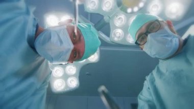 Düşük Açılı Shot Pov Hasta Görünümü: Cerrahi Aletler Tutan Üç Profesyonel Cerrahlar Cerrahi Başlangıç.