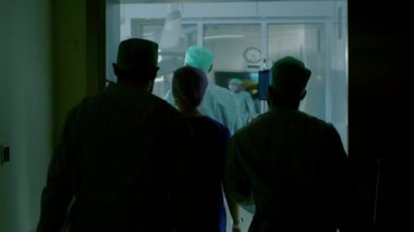 Çeşitli Cerrah ve Asistanlar Ekibinin Çekimi'ni takiben Hastanın Beklediği Ameliyathaneye girerek Onu Anestezi altına alıp Ameliyata Başladılar. Otantik Ekipman ile Gerçek Modern Hastane.