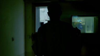 Kıdemli Cerrah, Asistanlarının ve Hastasının Beklediği Ameliyathaneye Girer, Maske Takarak Ameliyata Başlar. Otantik Ekipman ile Gerçek Modern Hastane.