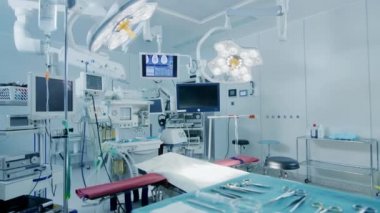 Ameliyata Hazır, İnsansız Teknolojik Olarak Gelişmiş Ameliyathane'nin Kurulumu. Gerçek Modern Ameliyathane Çalışma Ekipmanları, Işıklar ve Bilgisayarlar Cerrahlar ve Hastalar için hazır.