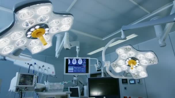 Vytvoření záběru technologicky pokročilého operačního sálu bez lidí, připraveni na chirurgii. Skutečný moderní operační divadlo s pracovním vybavením, světla a počítače připravené pro chirurgy a pacienty. — Stock video