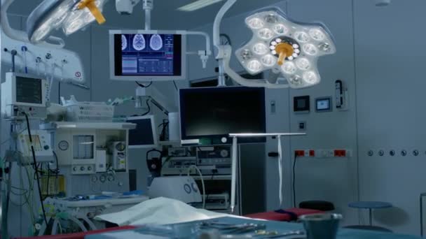 Mise en place d'une salle d'opération technologiquement avancée sans personne, prête pour la chirurgie. Véritable salle d'opération moderne avec équipement de travail, lumières et ordinateurs prêts pour les chirurgiens et les patients . — Video