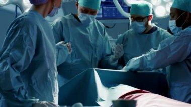 Muhtelif profesyonel cerrah ekipleri, asistanlar ve hemşireler bir hastayı ameliyat odasında ameliyat ediyorlar. Otantik Ekipmanlı Gerçek Modern Hastane.