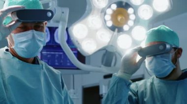 Cerrahlar Yüksek Teknoloji Hastanesi 'nde Gelişmiş Gerçeklik Gözlükleri takıp son teknoloji cerrahi çalışmalarını yaptılar. Ameliyathanede çalışan doktorlar ve asistanlar..