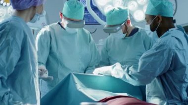 Teknolojik Gelişmiş Hastanelerde Sanal Gerçeklik Gözlüğü takan Cerrahlar Teknolojik Gelişmiş Cerrahlar. Ameliyathanede çalışan doktorlar ve asistanlar..