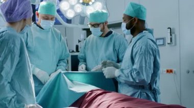 Hastane Operasyon Odasında Profesyonel Cerrahlar ve Yardımcılar Ekibi Başarılı Ameliyat ve Alkışlar Bekliyor. Başarılı Hayatını Kutlayan Profesyonel Doktorlar.