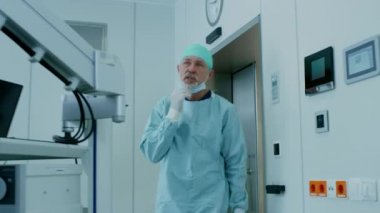 Kıdemli Cerrah, Asistanlarının ve Hastasının Beklediği Ameliyathaneye Girer, Maske Takarak Ameliyata Başlar. Otantik Ekipman ile Gerçek Modern Hastane.
