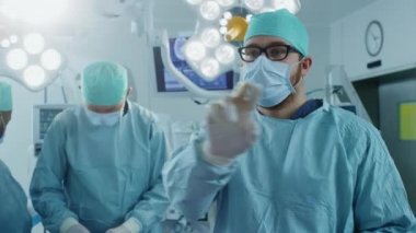 Operasyon sırasında Artırılmış Gerçeklik Teknolojisini kullanarak Operasyon Odasında Cerrah Hareketleri. Gerçek Malzemelerle Çalışan Yardımcı ve Hemşireler 'de.