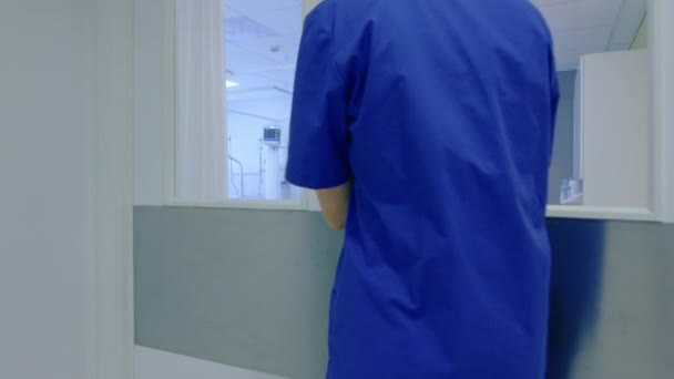 In the Hospital Nurse Enters Medical Ward and Does Checkup on a Patient Lying in Bed. Clean Modern Hospital with Friendly and Professional Staff. — Stock Video